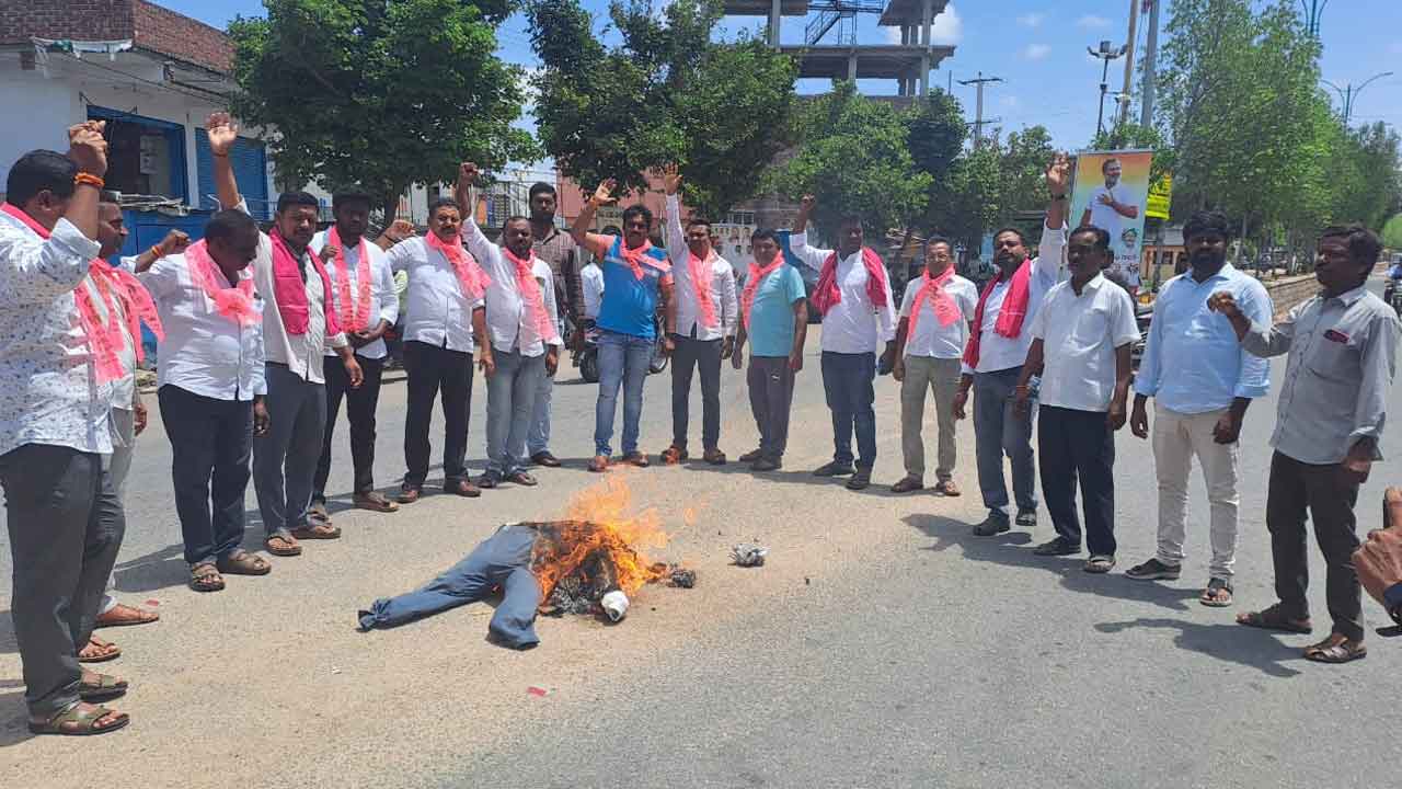 MLA Sanjay Kumar | ఎమ్మెల్యే సంజయ్ కుమార్‌ దిష్టిబొమ్మలను దగ్ధం చేసిన బీఆర్‌ఎస్‌ శ్రేణులు