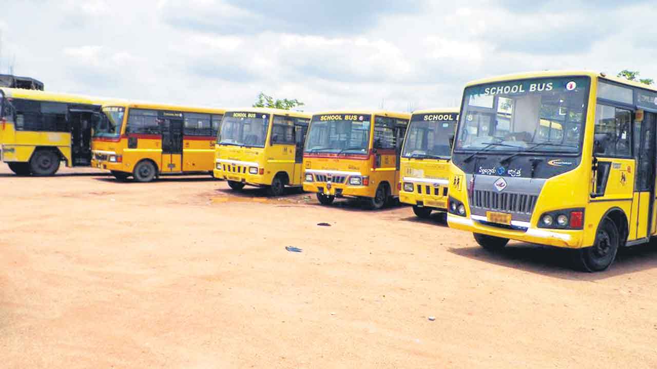 ఫిట్‌నెస్‌కు కదలని బస్సులు