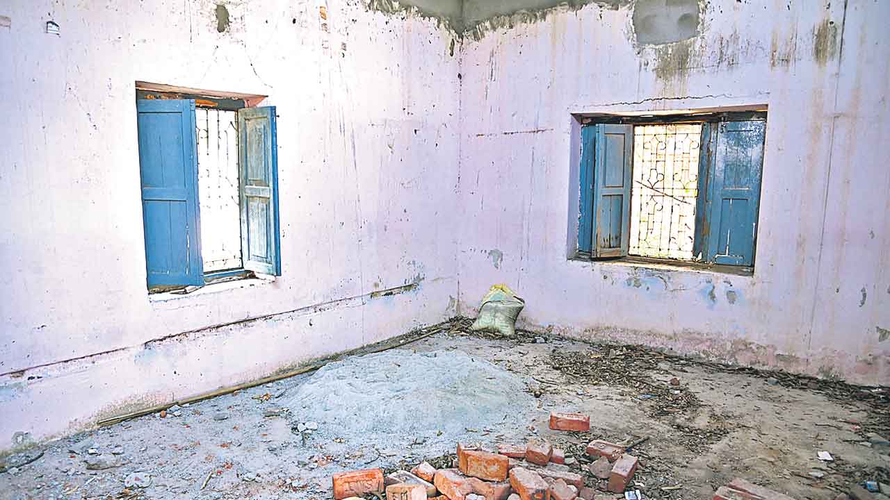 విద్యార్థులకు సమస్యల స్వాగతం