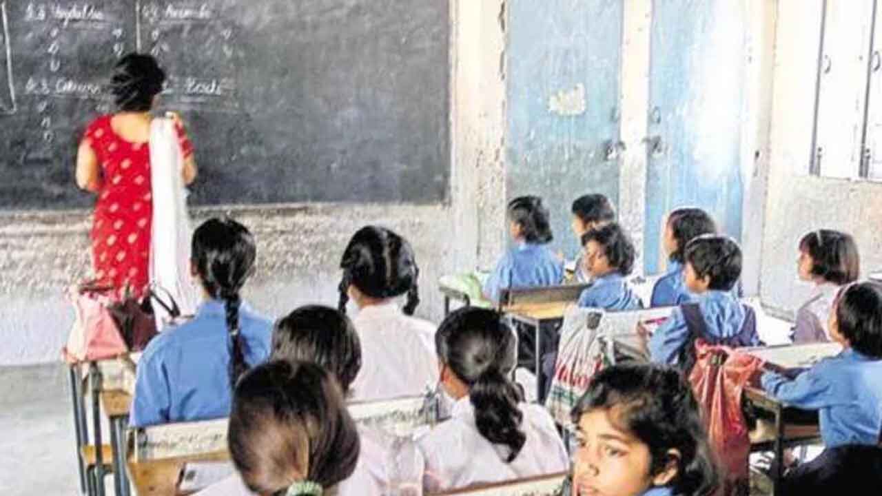50 మందిలోపు విద్యార్థులున్న బడులను విలీనం చేయండి