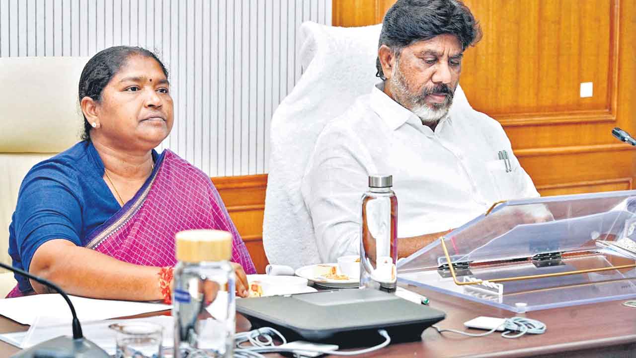 విద్యార్థులకు ఒక జత చొప్పున యూనిఫాం