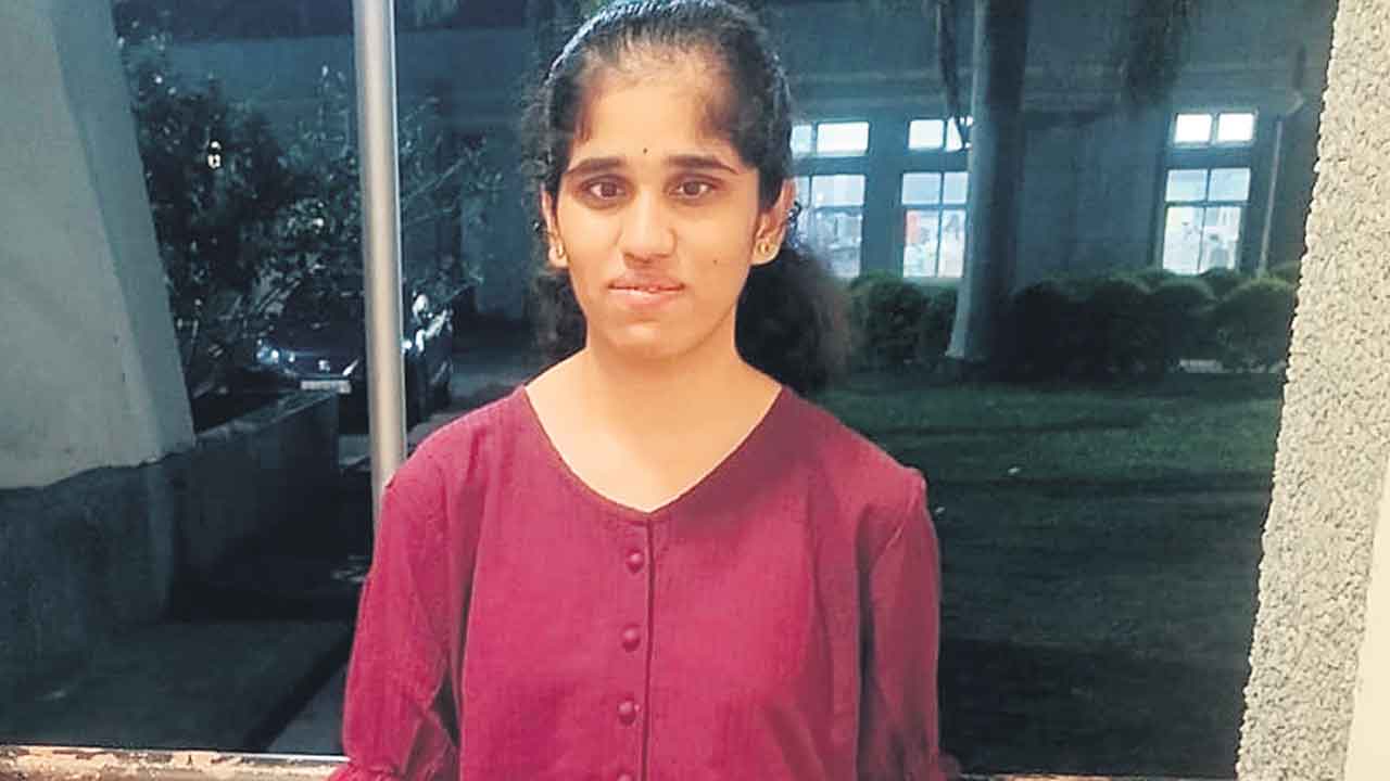 చీకటిని చిదిమి విద్యాజ్యోతిగా వెలిగి