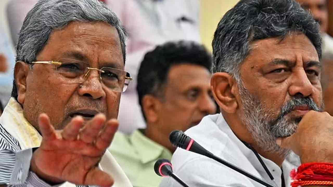 Karnataka CM: డీకే శివకుమార్ను సీఎంను చేయండి.. సిద్ధరామయ్య ముందే మఠాధిపతి ప్రకటన