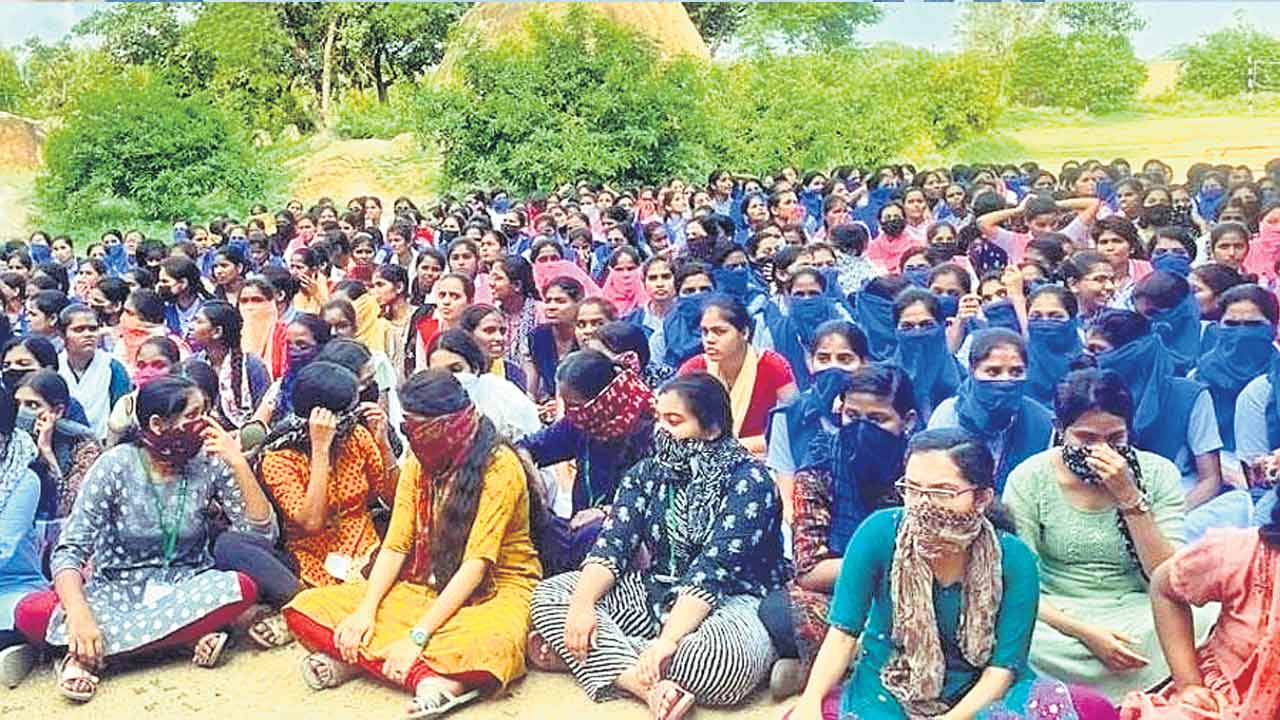 ఆర్వీఎం కాలేజీలో విద్యార్థుల ఆందోళన