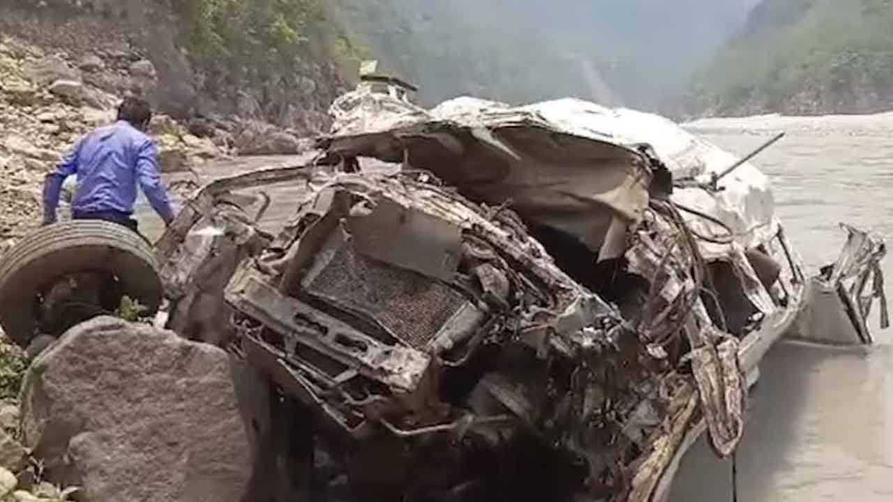 టెంపో లోయలో పడి 14 మంది మృతి