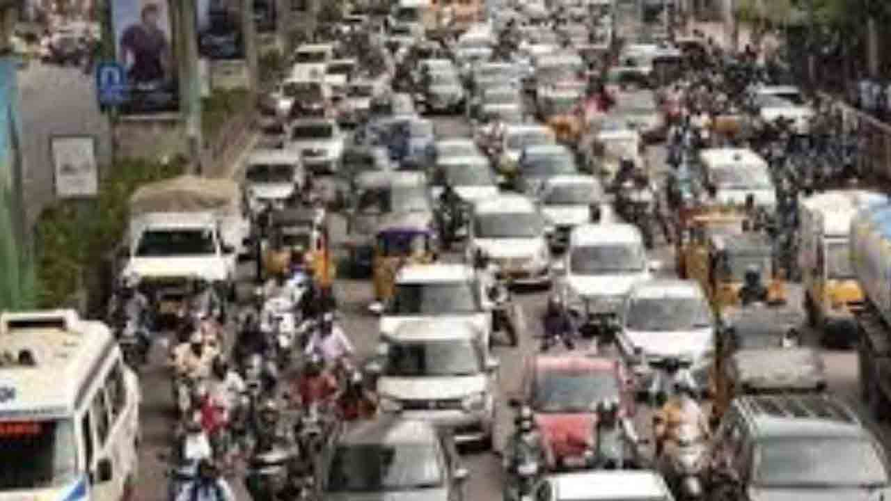 Traffic Jam | ట్యాంక్‌బండ్‌పై భారీగా ట్రాఫిక్‌జామ్.. గంట సేప‌టి నుంచి క‌ద‌ల‌ని ఒక్క వాహ‌నం..!