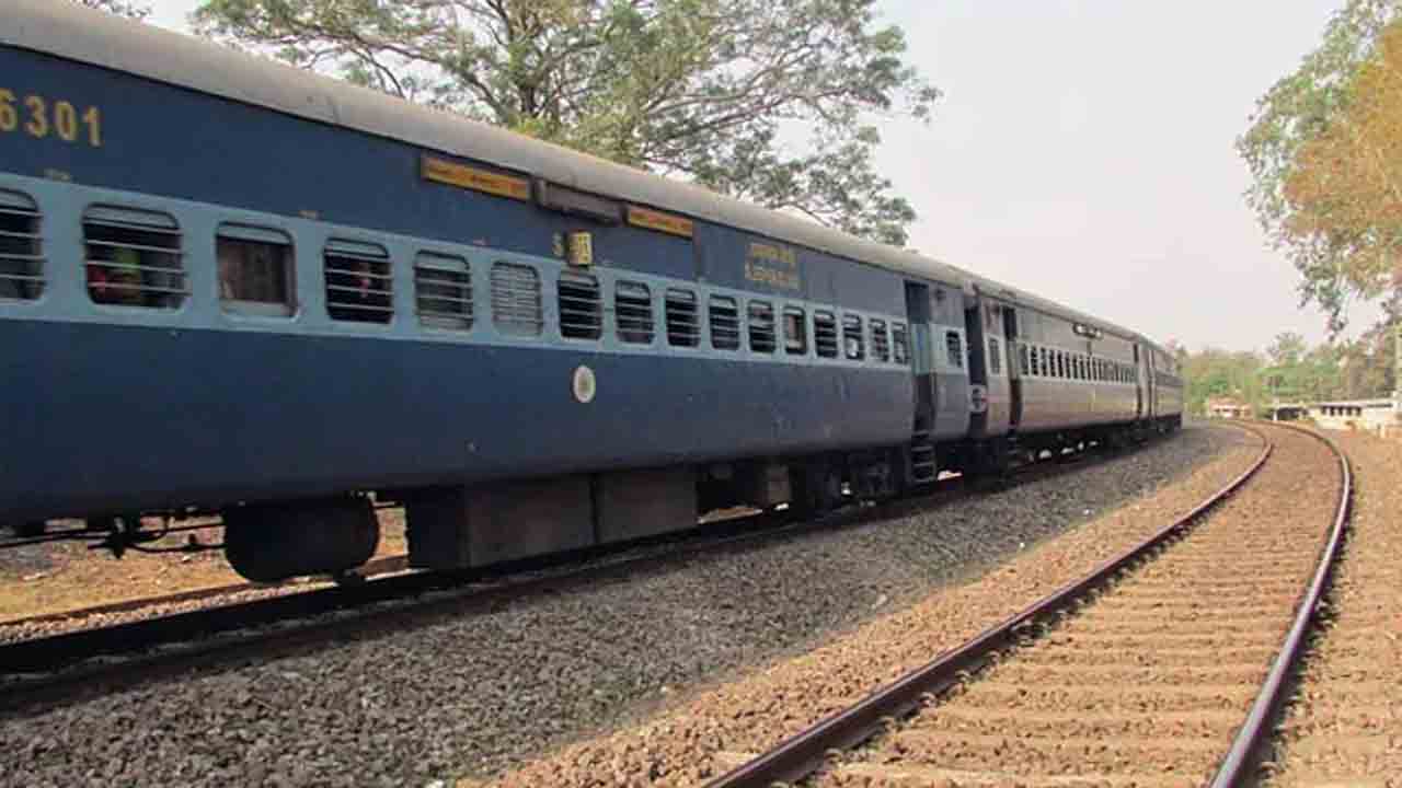 Upper Berth Falls On Man | చైన్‌ సరిగా అమర్చకపోవడంతో పై బెర్త్‌ పడి.. రైలు ప్రయాణికుడు మృతి