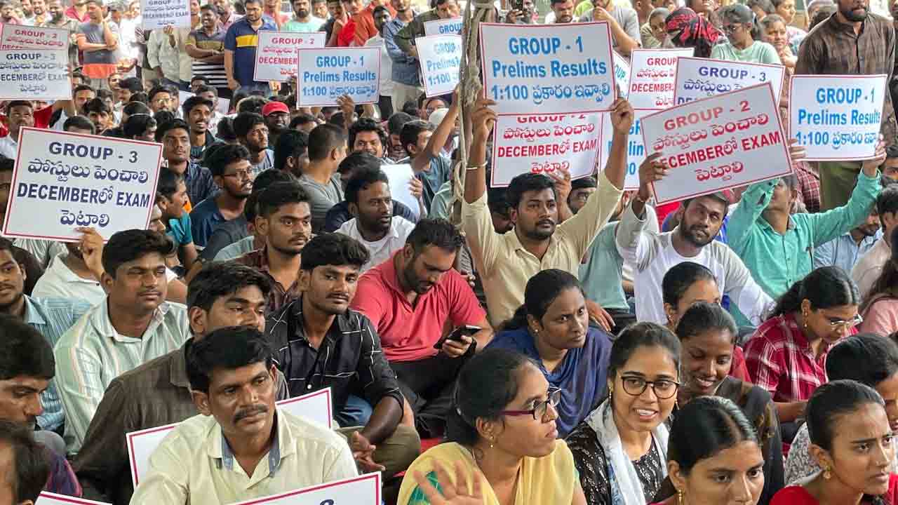 Telangana | ఇందిరా పార్క్ వ‌ద్ద నిరుద్యోగుల మ‌హా ధ‌ర్నా.. గ్రూప్-2, 3 పోస్టులు పెంచాల‌ని డిమాండ్