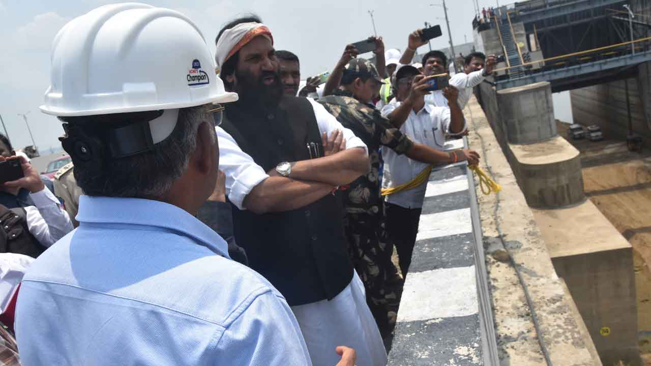 Sundilla Barrage | సుందిళ్ల బ్యారేజ్‌ని సందర్శించిన మంత్రి ఉత్త‌మ్‌ కుమార్ రెడ్డి