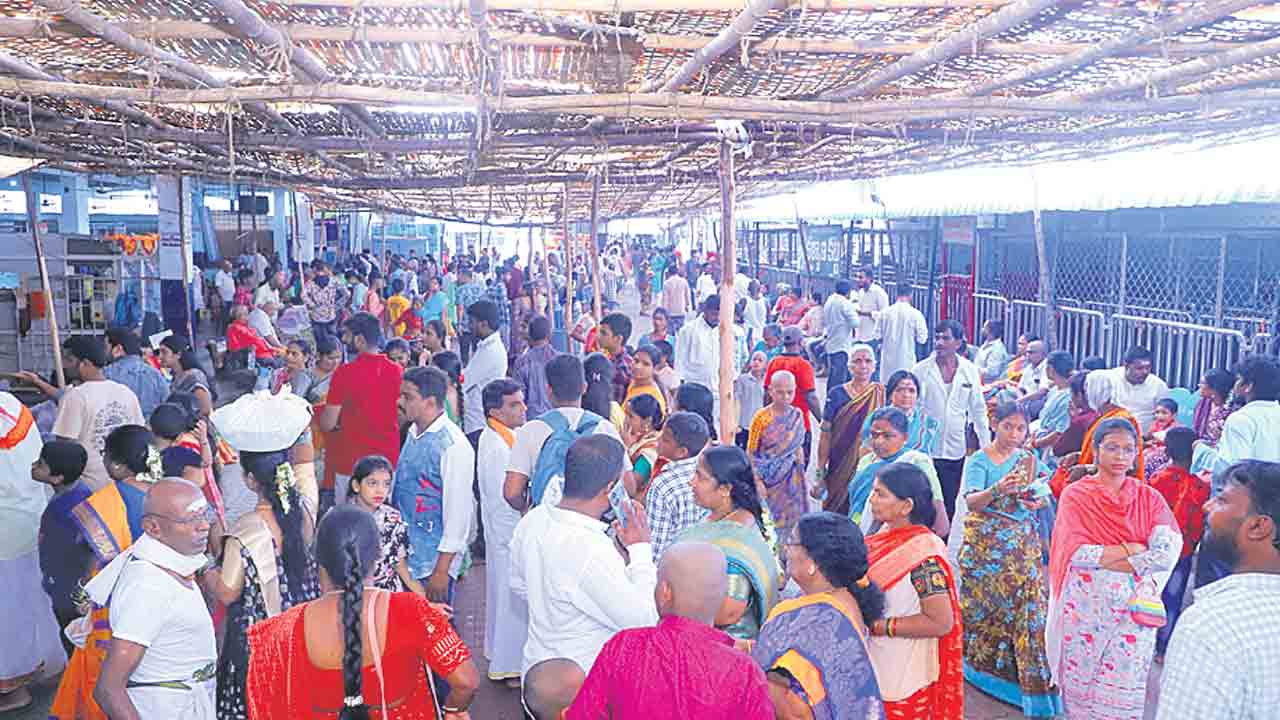 Vemulawada | శ్రావణ సోమవారం.. వేములవాడ రాజన్న దర్శనానికి పోటెత్తిన భక్తులు