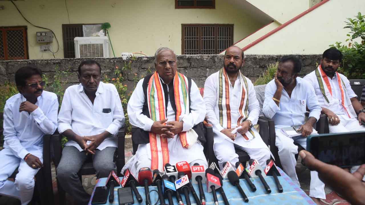 VH Hanumanta Rao | మతం పేరుతో మోదీ ఎన్నికల్లో లబ్ధి పొందుతున్నారు : వీహెచ్