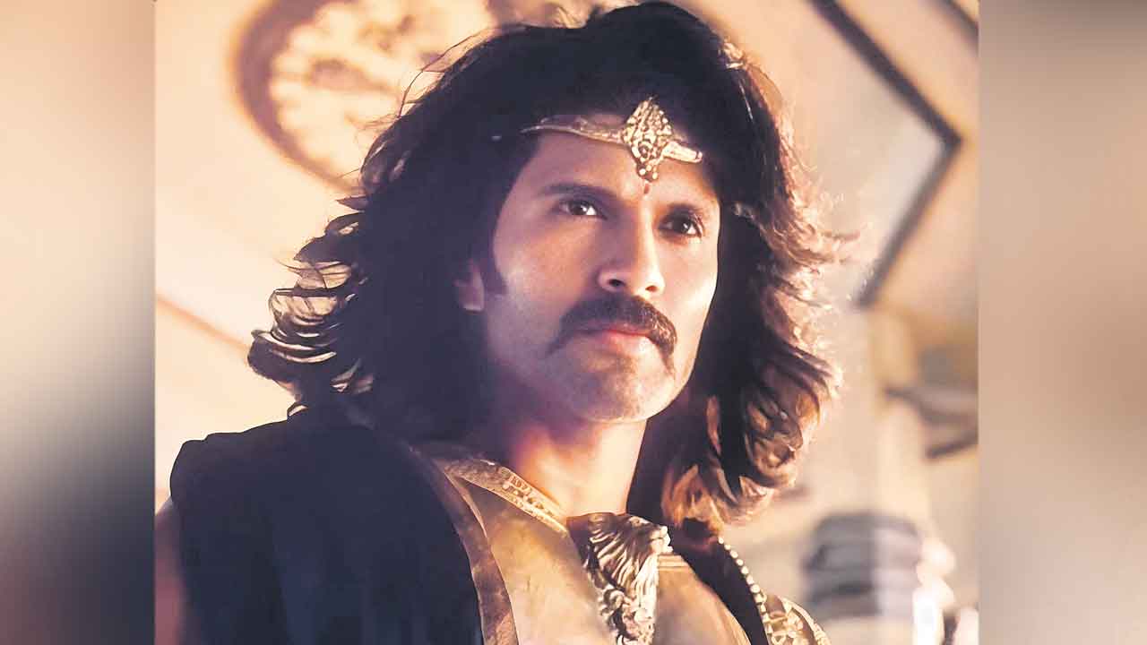 విజయుడిగా విశ్వరూపం