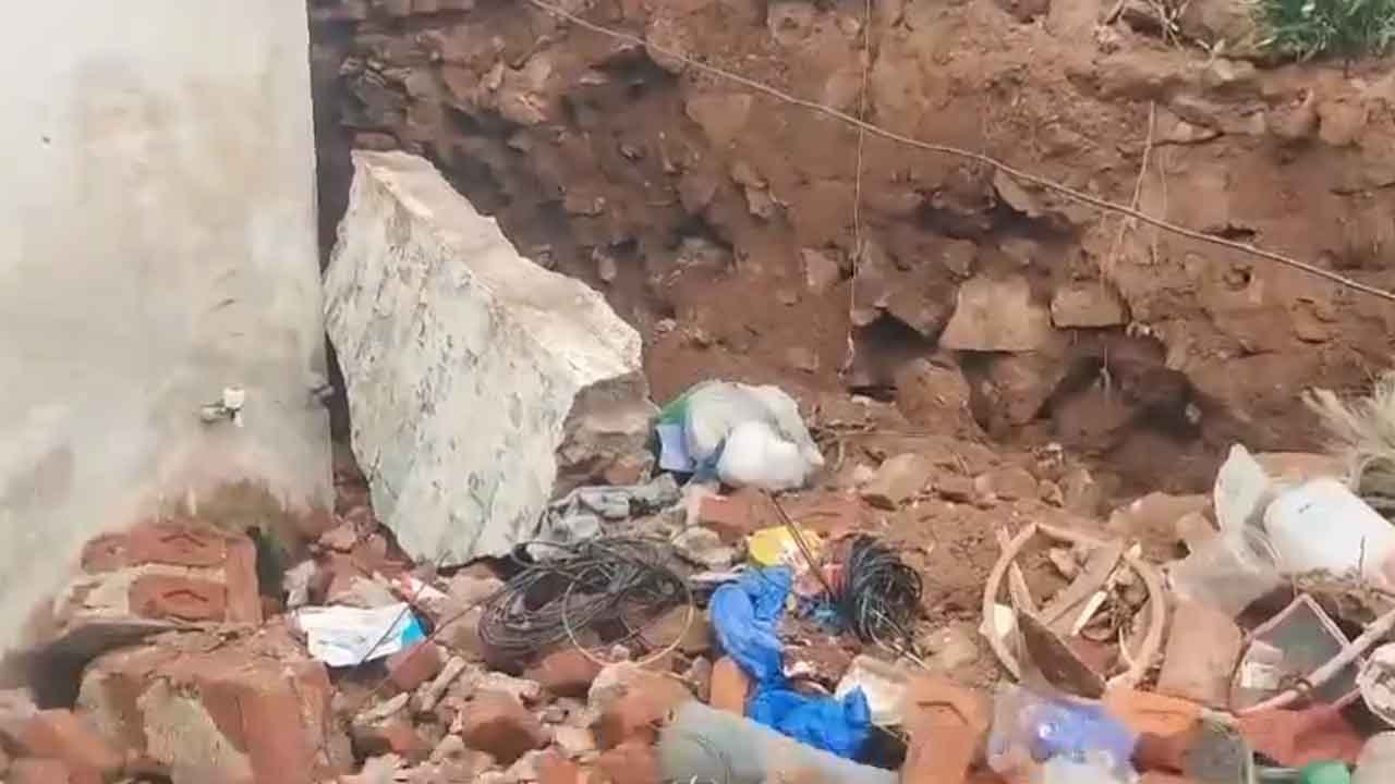 Wall collapsed | విషాదం..గోడకూలి ఇద్దరు చిన్నారులు మృతి, మరో ఇద్దరికి తీవ్ర గాయాలు