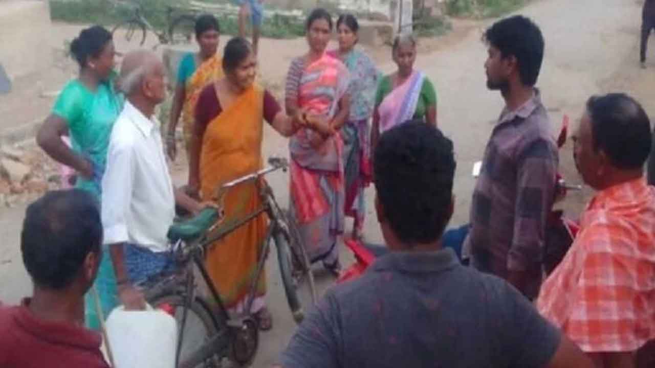 Water | ఆరు నెలలుగా తాగడానికి నీళ్లు రావడం లేదని అధికారులను నిలదీసిన మహిళలు