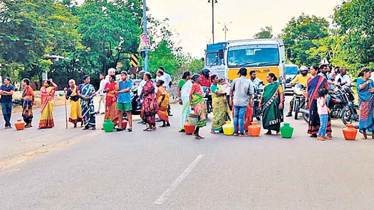 తాగునీటి కోసం మహిళల రాస్తారోకో