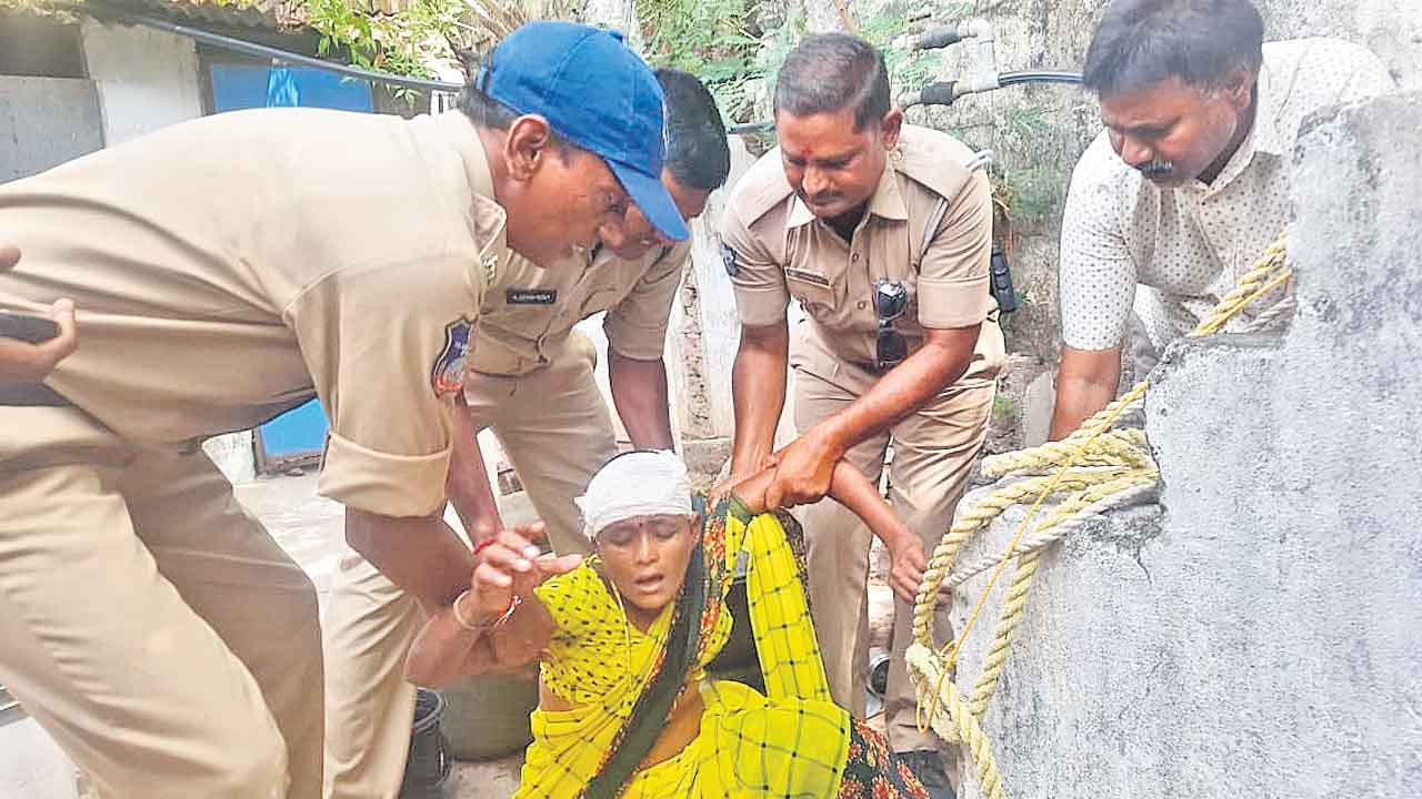 Vemulawada | సెల్‌ఫోన్‌ కోసం బావిలోకి దిగింది.. పైకి ఎక్కుతుండగా మధ్యలో తెగిన తాడు..