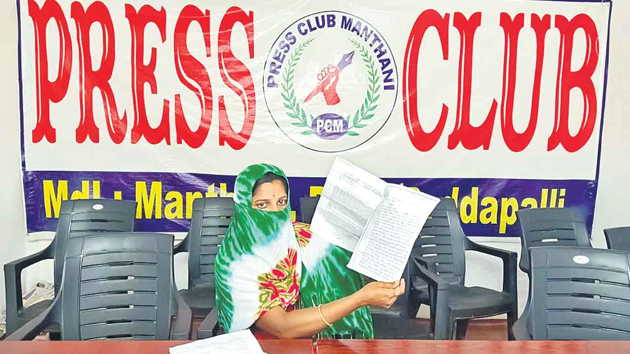 కాంగ్రెస్‌ నాయకుడు మోసం చేశాడు