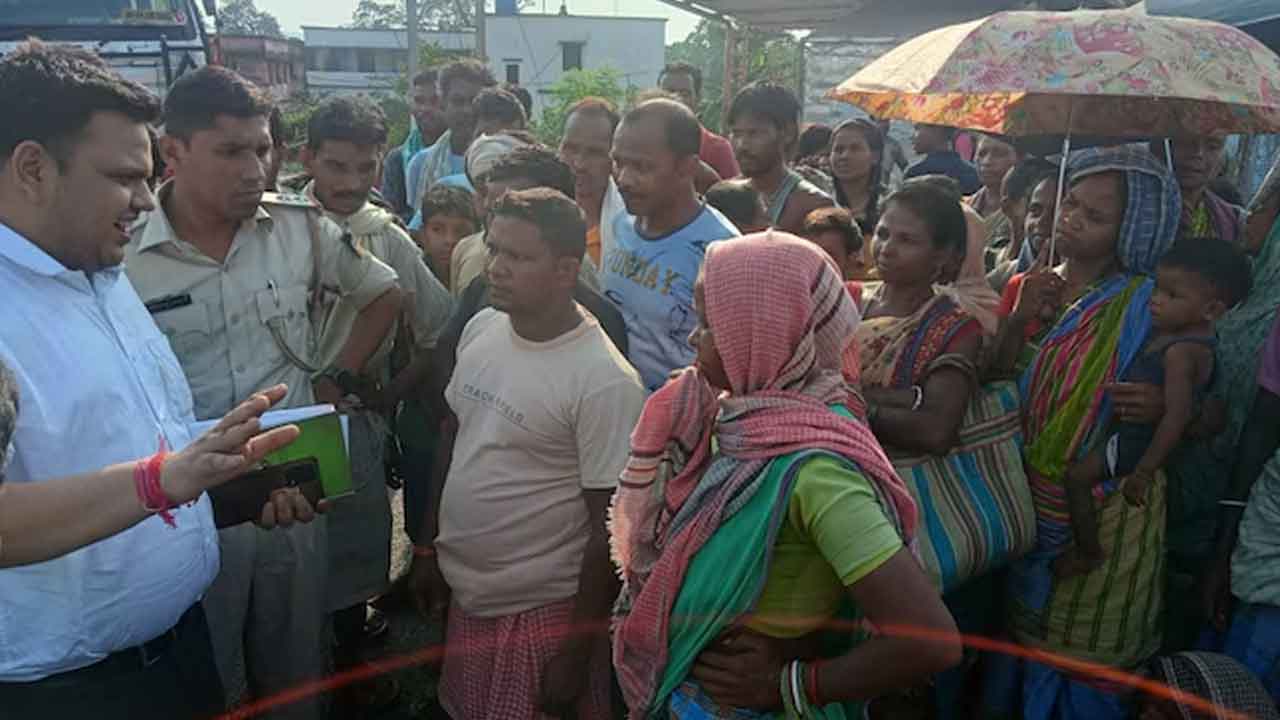 మహిళా రేషన్‌ డీలర్‌కు చెప్పుల దండవేసి ఊరేగింపు