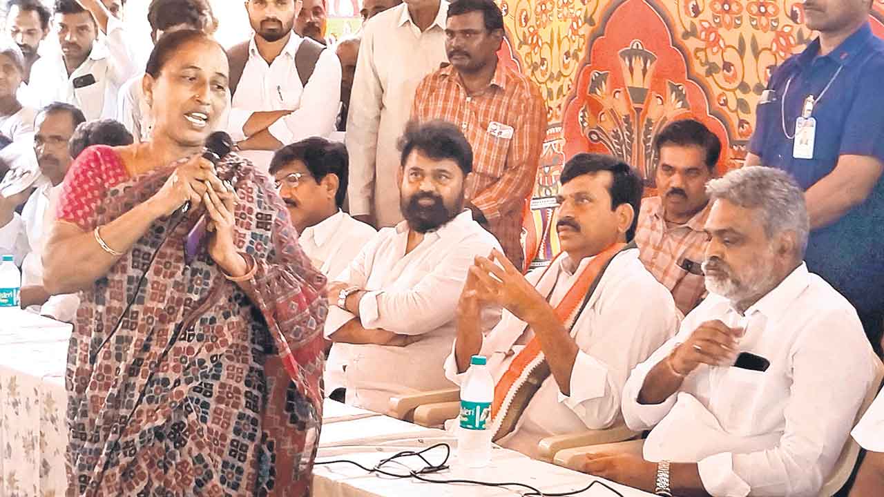 Khammam | ఇండ్లు లేవు పింఛన్లు లేవు.. ఓట్లేసి గెలిపిస్తే గిట్లనే చేస్తర సారూ.. మంత్రి పొంగులేటి సభలో మహిళల ఆవేదన