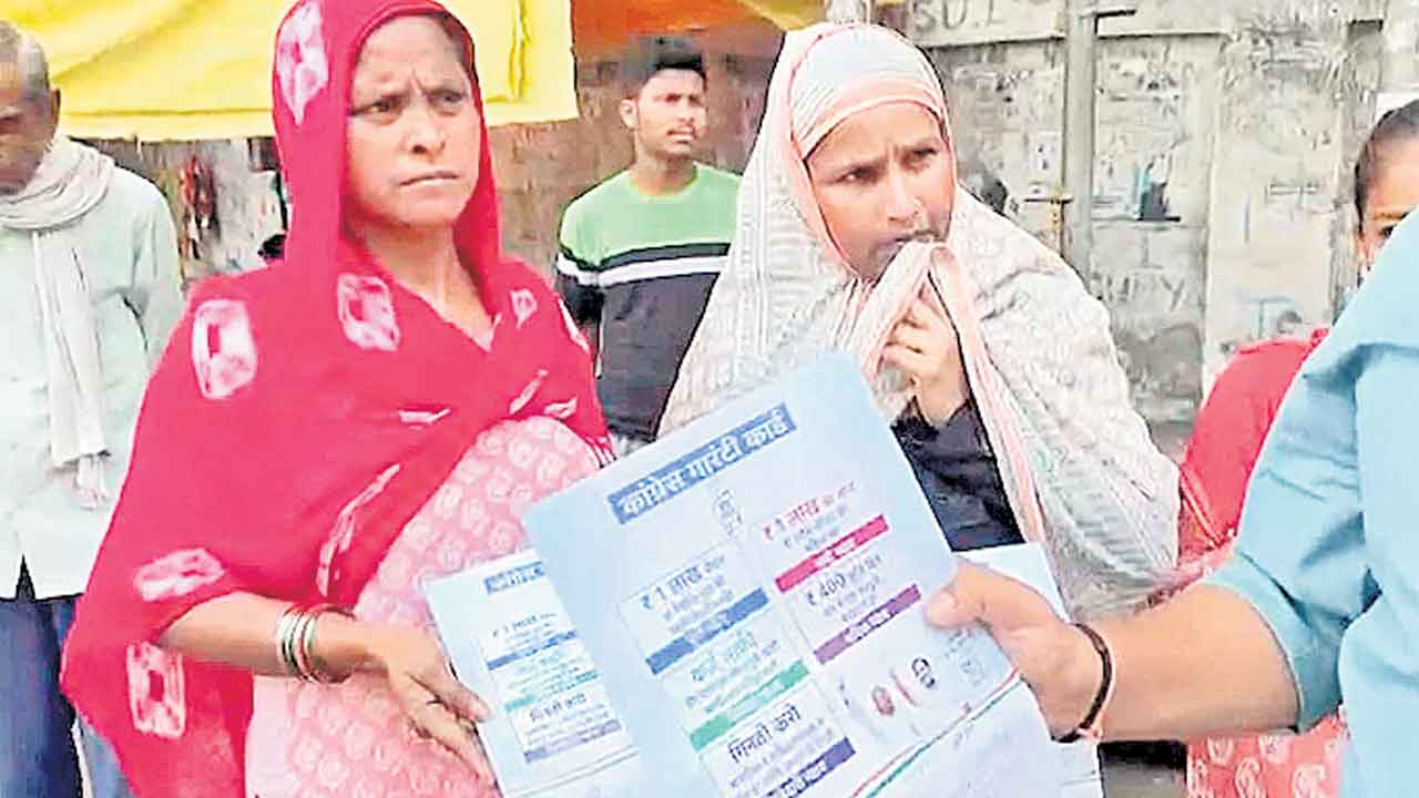 Congress | లక్ష రూపాయలు ఎప్పుడిస్తారు?.. లక్నో కాంగ్రెస్‌ కార్యాలయం వద్ద మహిళల భారీ లైన్లు