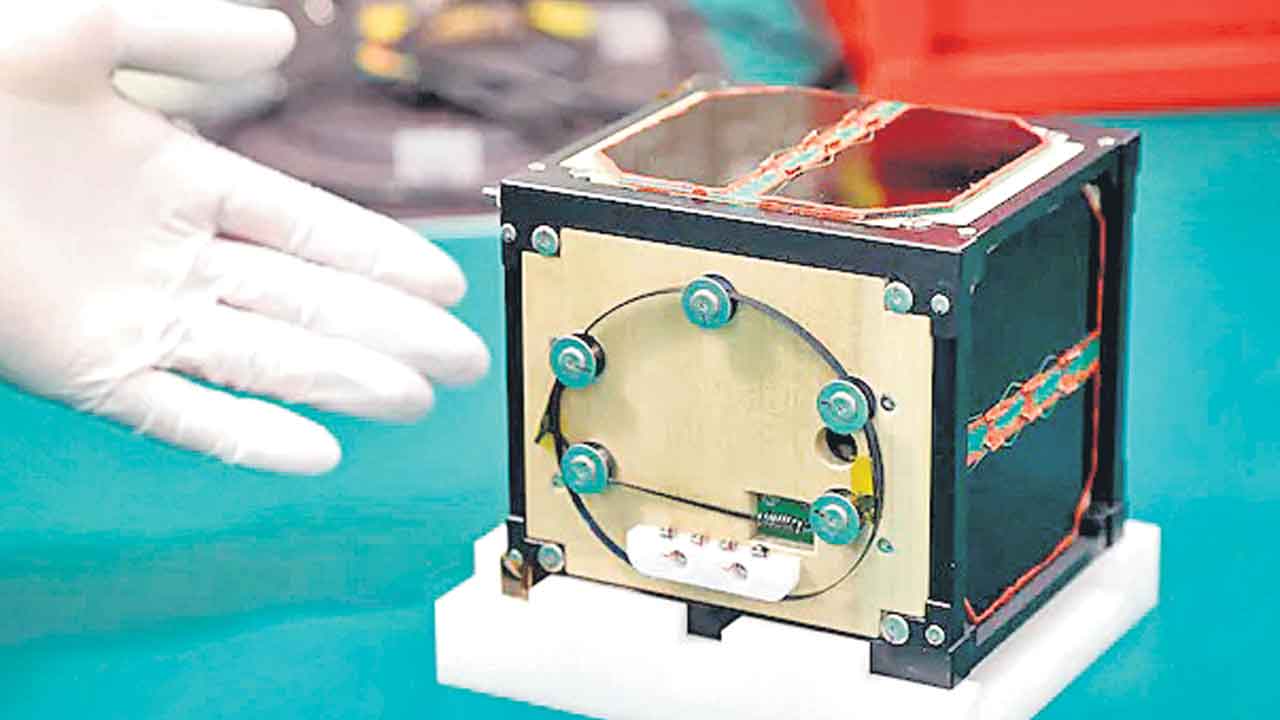 చెక్కతో ఉపగ్రహం