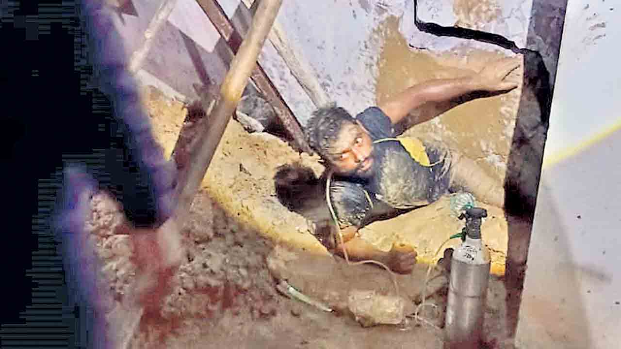 శిథిలాల కింద 11 గంటలు నరకయాతన