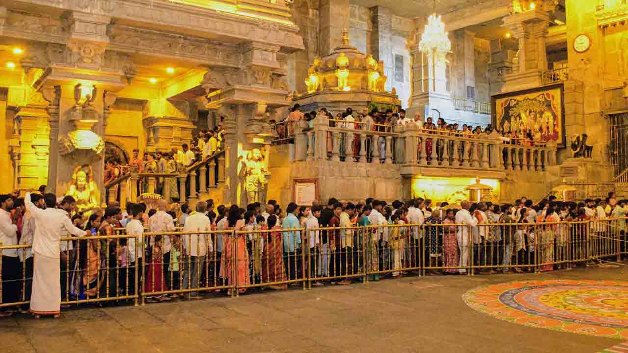 ఆధ్యాత్మిక రురి.. భక్తజన సందడి