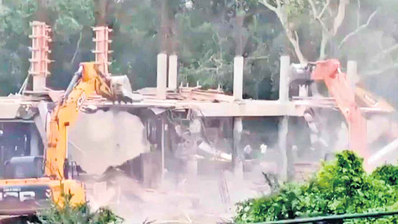 తాడేపల్లిలో వైసీపీ కార్యాలయం కూల్చివేత