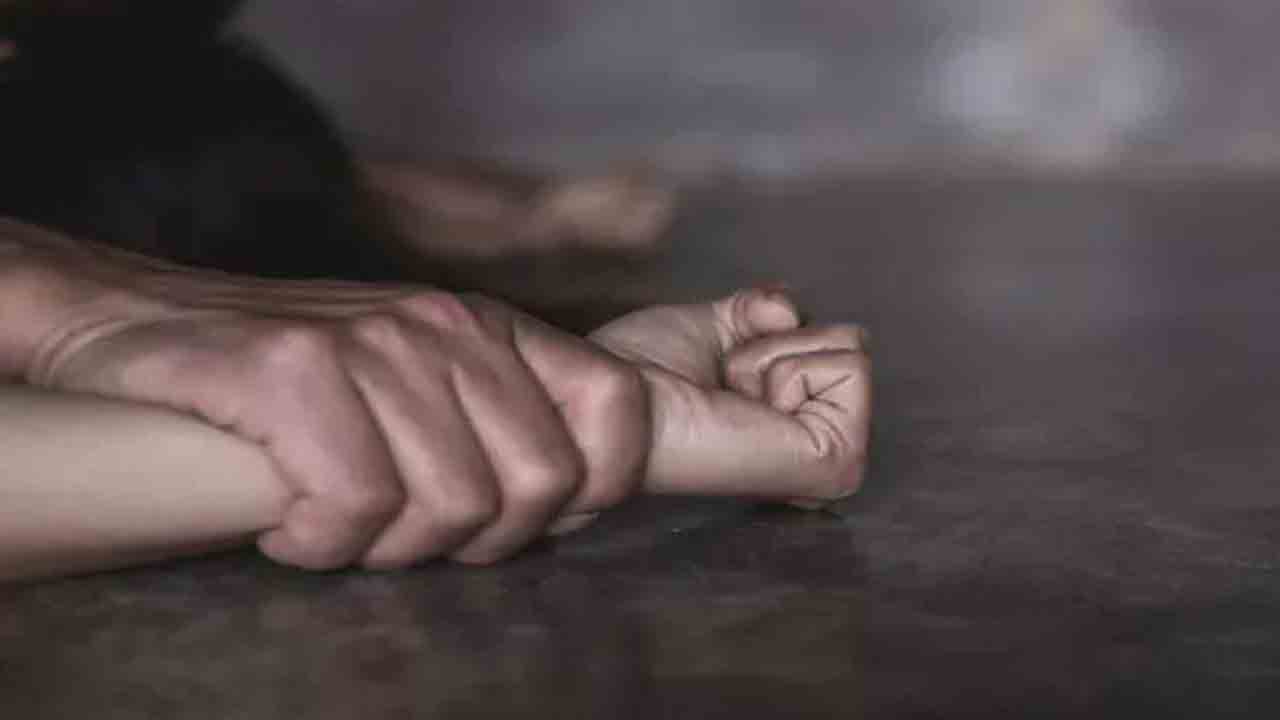 బాలికపై లైంగికదాడి.. 10 మంది అరెస్టు