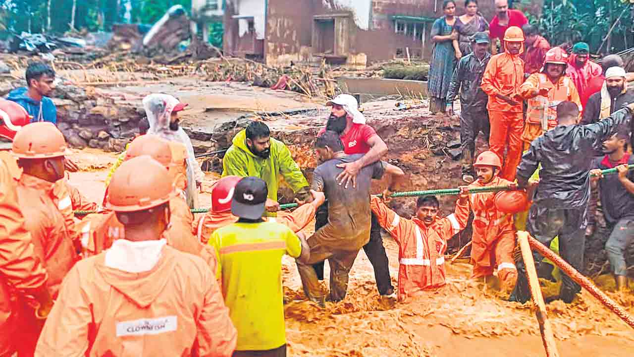 శిథిలాల కింద నుంచి బాధితుల ఫోన్‌కాల్స్‌