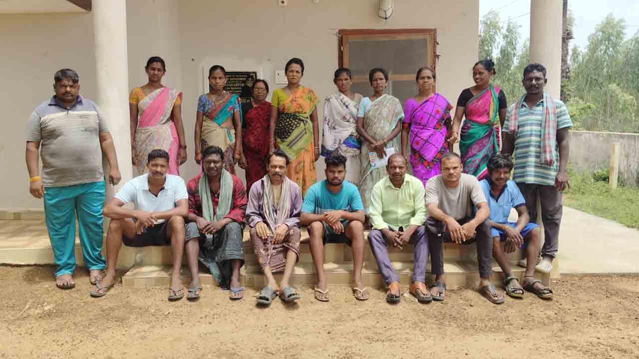 అటవీశాఖ కార్యాలయం ఎదుట పోడుదారుల నిరసన