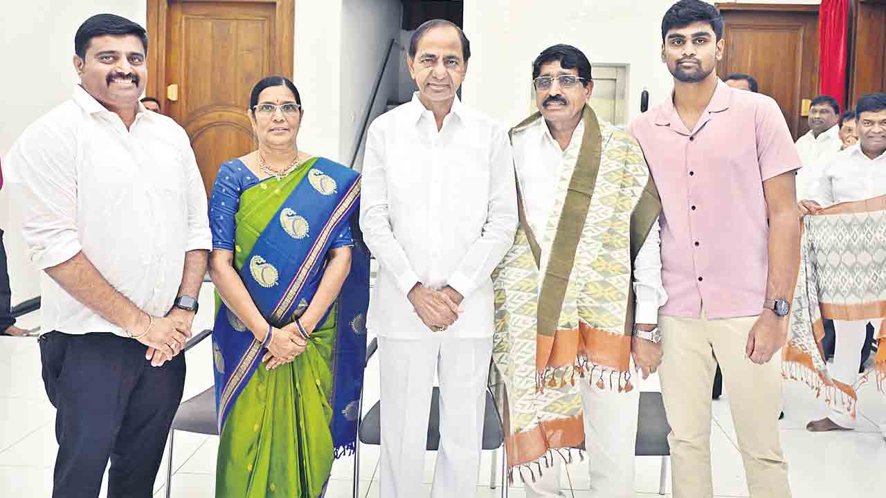 కేసీఆర్‌తో జడ్పీ చైర్మన్‌ దంపతులు