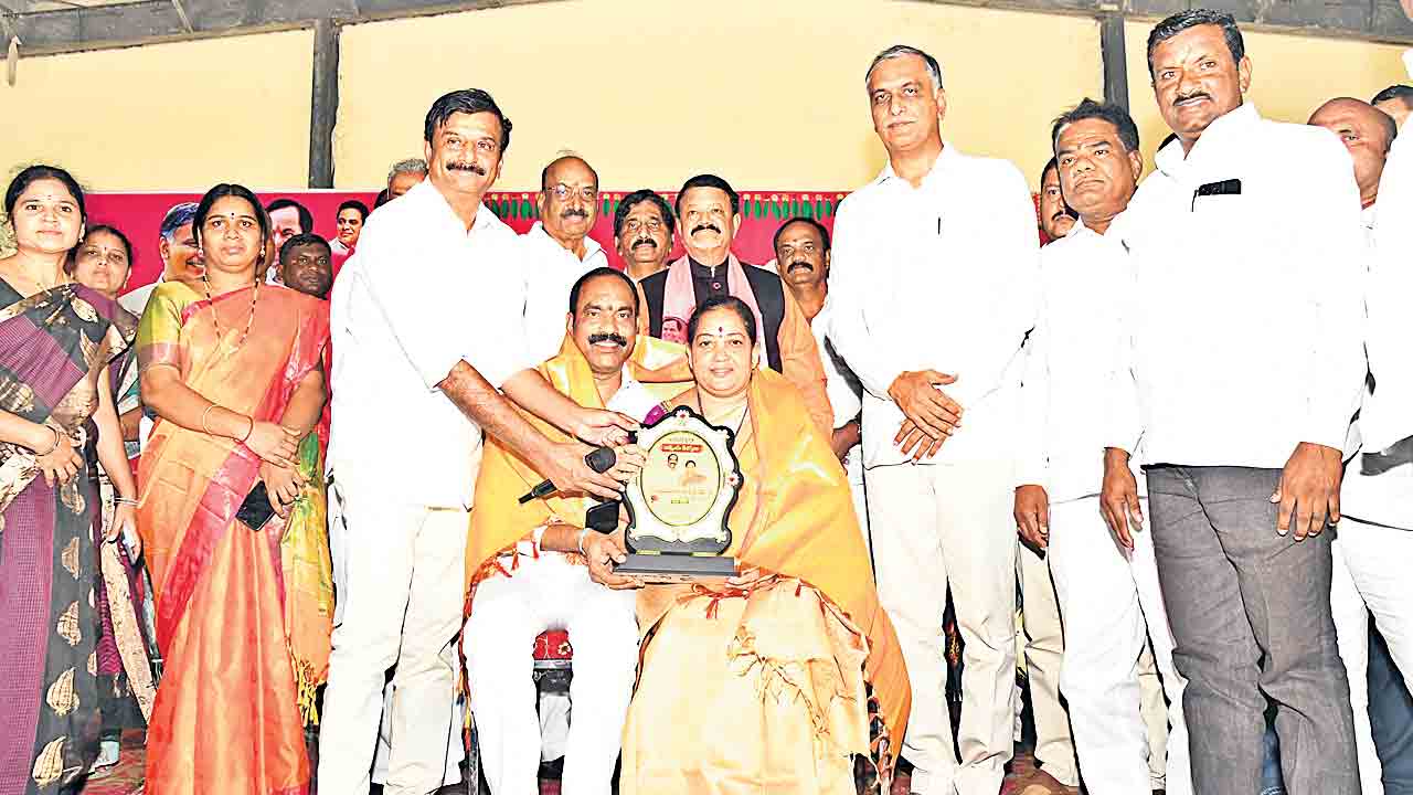 ప్రజా ప్రతినిధుల సేవలు వెలకట్టలేనివి