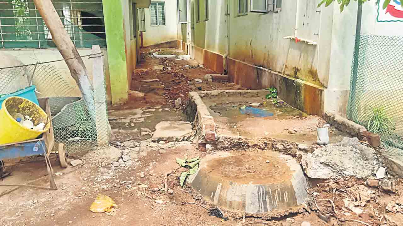 వైద్యారోగ్యశాఖ మంత్రి ఇలాకాలో వైద్యానికి సుస్తీ