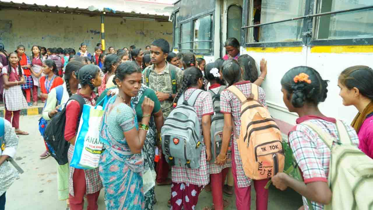 కాలినడకే దిక్కు