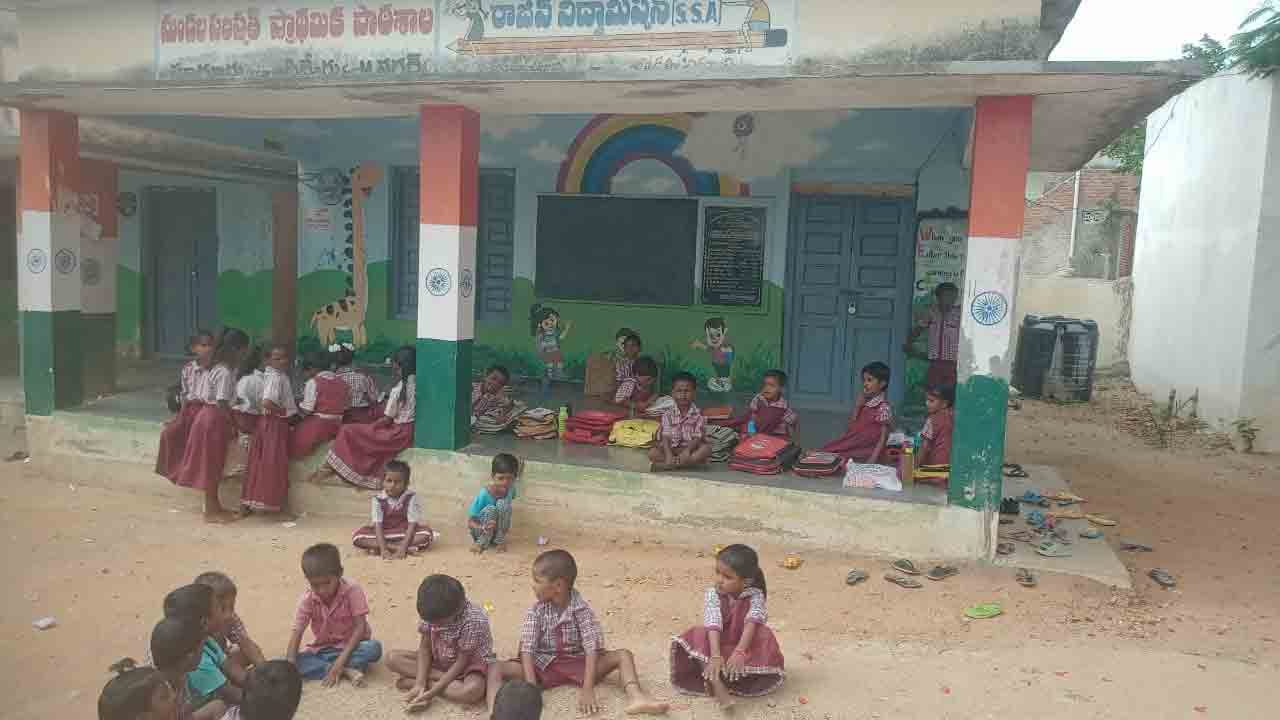 విద్యార్థులున్నారు.. టీచర్‌ లేరు