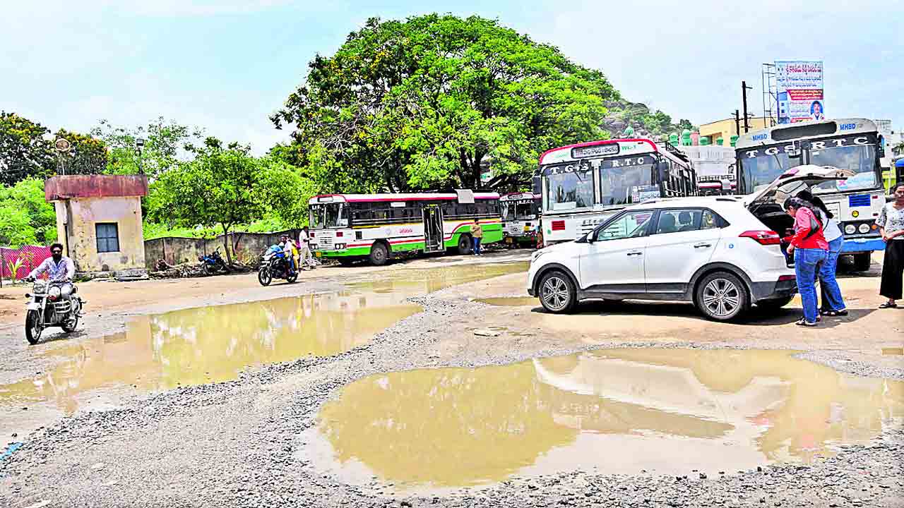 గుంతలున్నాయ్‌ జాగ్రత్త..