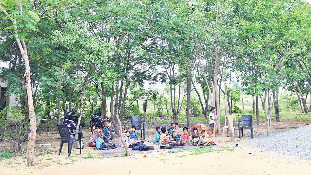 ఎన్నాళ్లీ.. చెట్ల కింద పాఠాలు