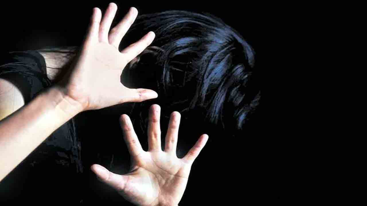 సైట్‌ విజిట్‌కు తీసుకెళ్లి వివస్త్రను చేసి..