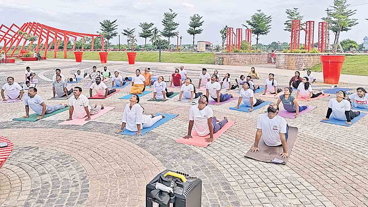 108 సూర్య నమసారాల సాధన