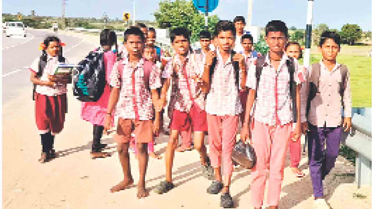 విద్యార్థుల అగచాట్లు