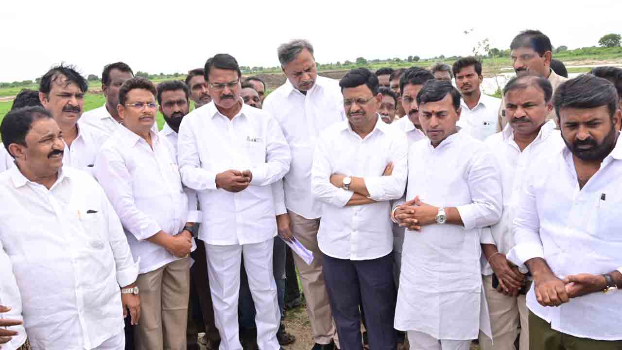 పొలం మధ్యలో గాడి కొట్టడం దుర్మార్గం