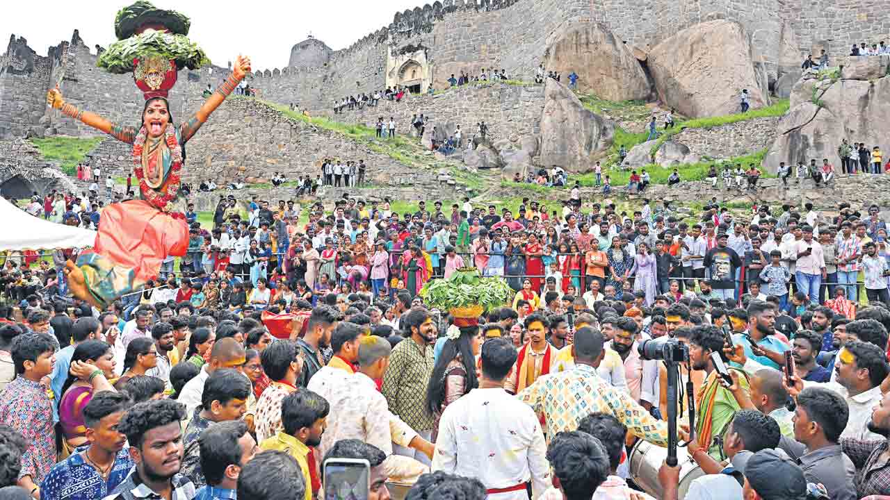 Golkonda Bonalu | వైభవంగా గోల్కొండ బోనాలు.. ఎల్లమ్మకు తొలి బొనం