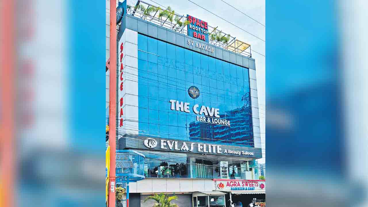 Cave Pub | ది కేవ్‌ పబ్‌లో ‘మత్తు’ పార్టీ