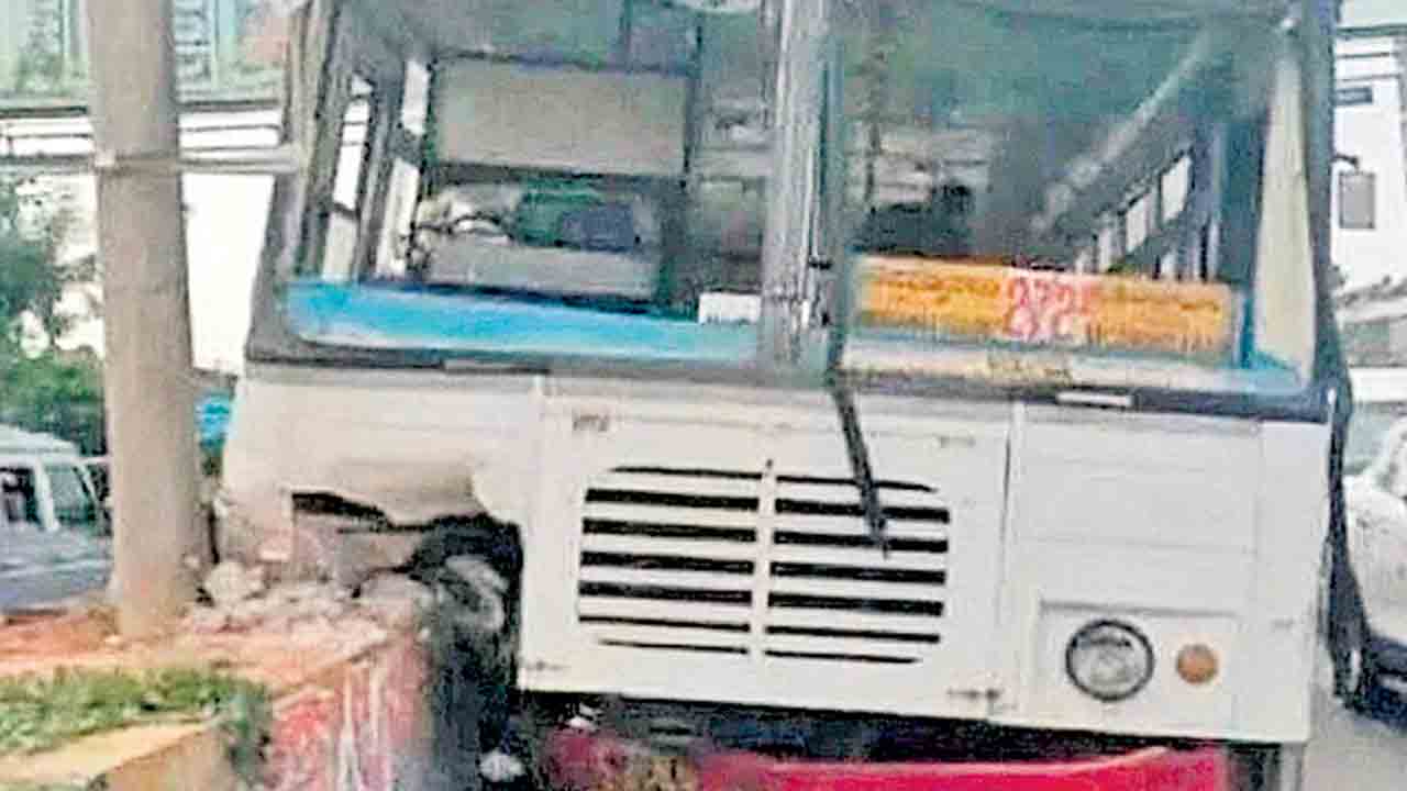 డివైడర్‌ పైకి ఎక్కిన ఆర్టీసీ బస్సు