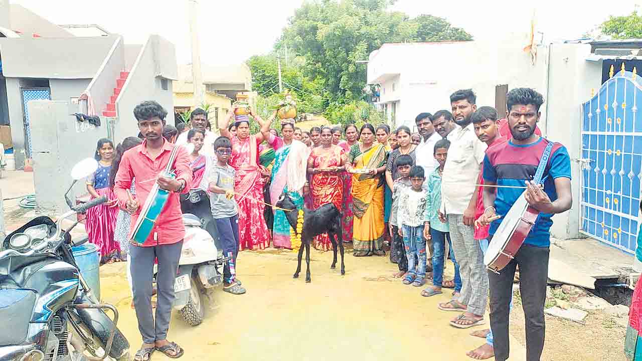 భక్తిశ్రద్ధలతో బోనాల పండుగ