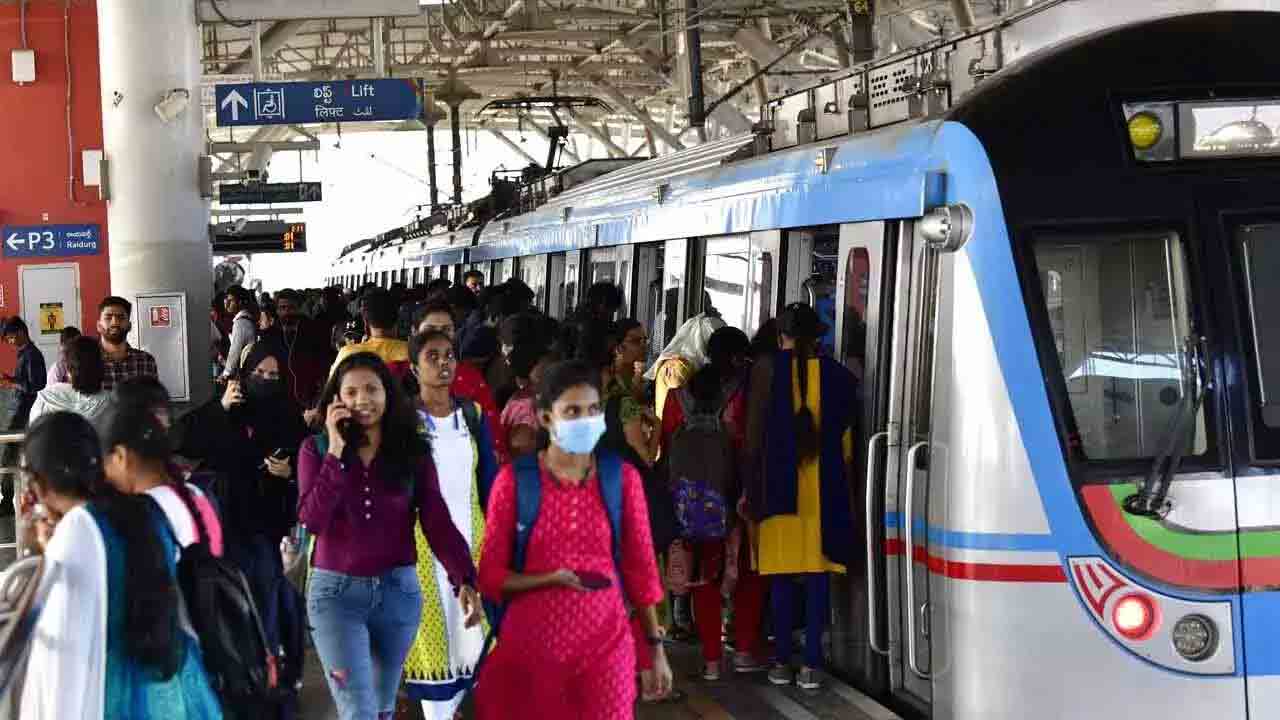 Hyderabad Metro | నిల్చునేందుకూ స్థలం లేదు.. రద్దీ సమయాల్లో కిక్కిరిసిపోతున్న మెట్రో రైళ్లు