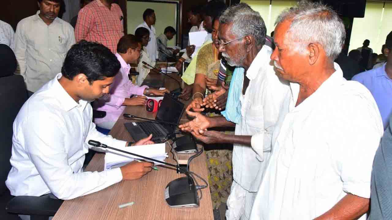 అర్జీల పరిష్కారానికి ప్రాధాన్యమివ్వండి