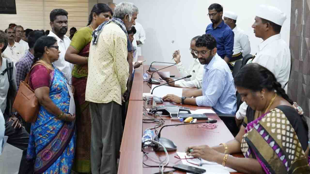 దరఖాస్తులు సత్వరమే పరిష్కరించండి