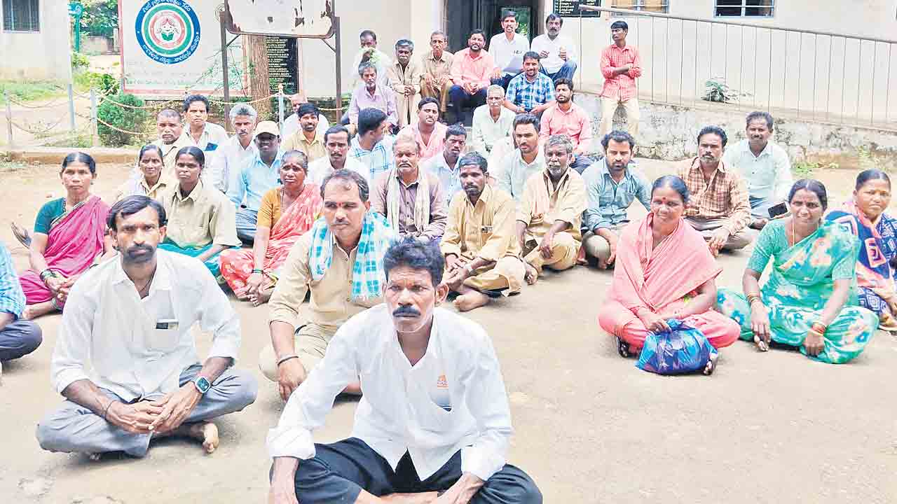 నిరసనల హోరు